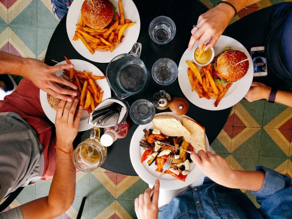 Kuidas väljas söömisele vähem kulutada, aga sõpru mitte kaotada